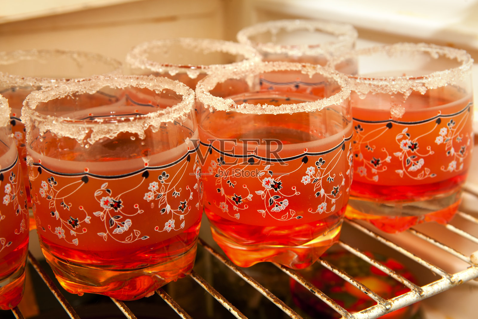 杯子在冰箱照片摄影图片