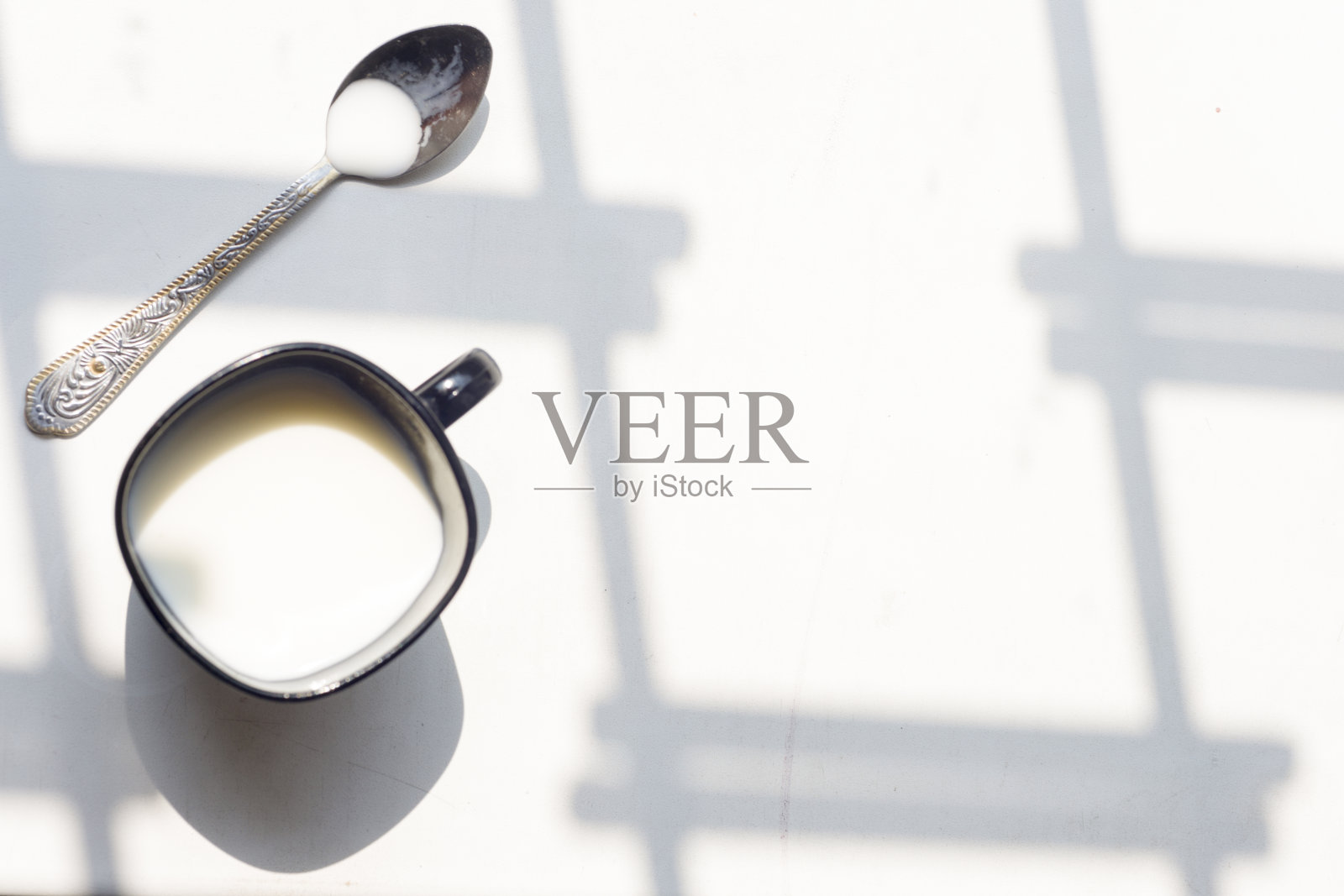 黑白杯牛奶，咖啡自然背景，俯视图照片摄影图片