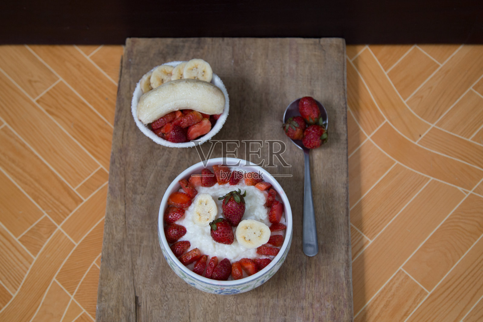 水果、草莓和香蕉粥照片摄影图片