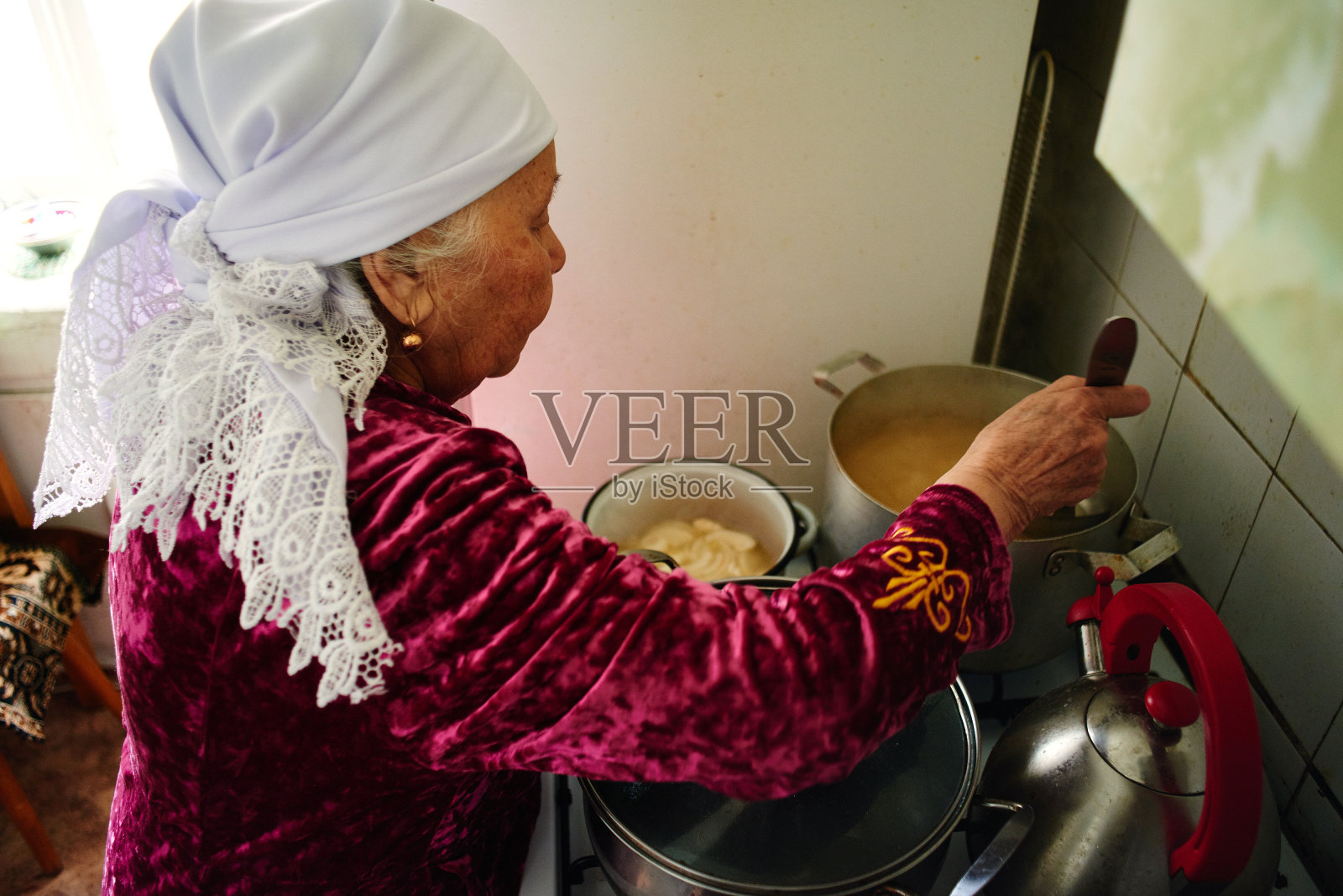 哈萨克斯坦，哈萨克斯坦奶奶做饭照片摄影图片