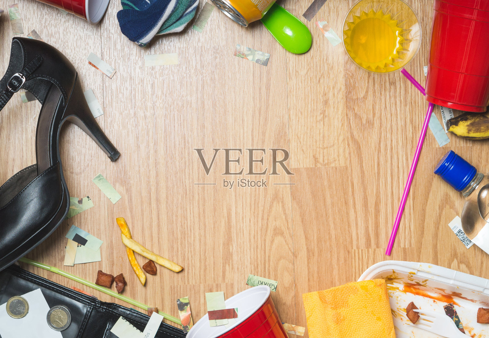 派对和宿醉主题背景与免费空白文本复制空间。木制的地板上有饮料和垃圾。照片摄影图片