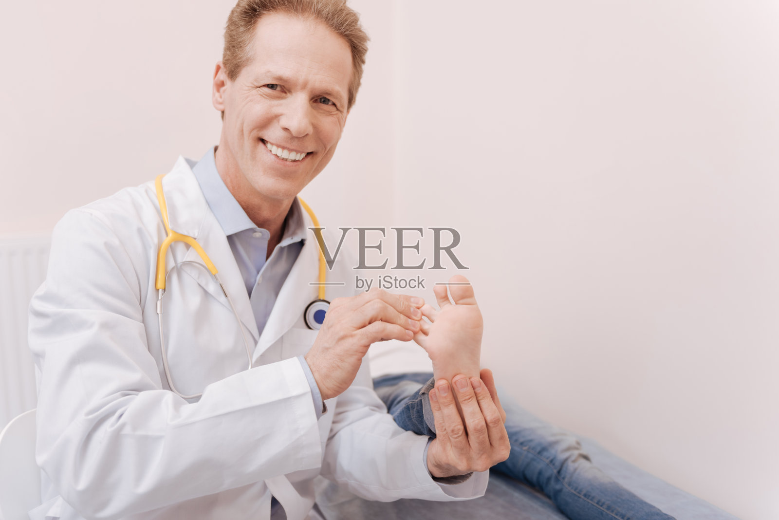 乐观的杰出风湿病学家在做他的工作照片摄影图片