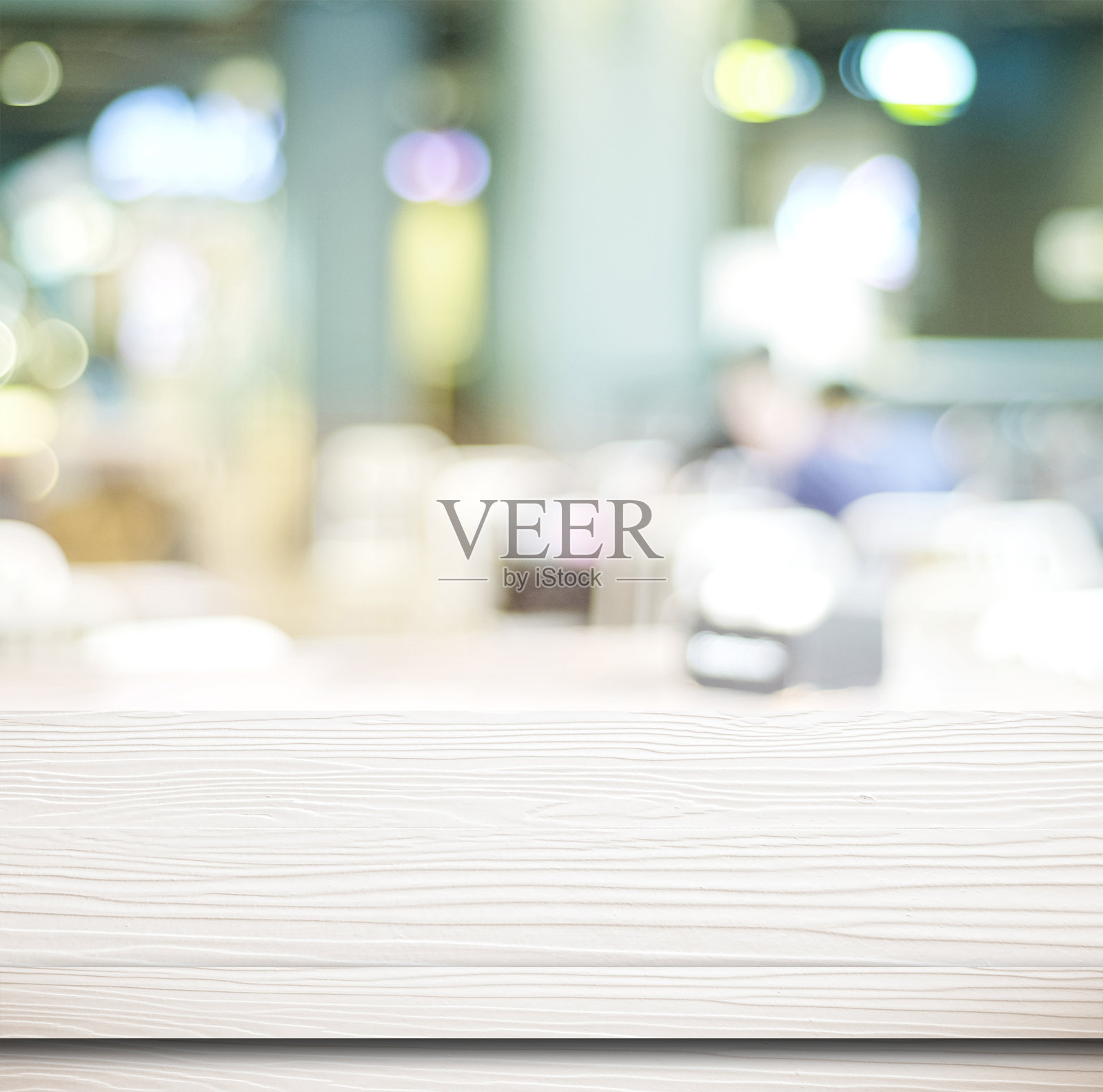 空白的白色木桌和模糊的咖啡馆，以散景灯光为背景，产品展示蒙太奇照片摄影图片