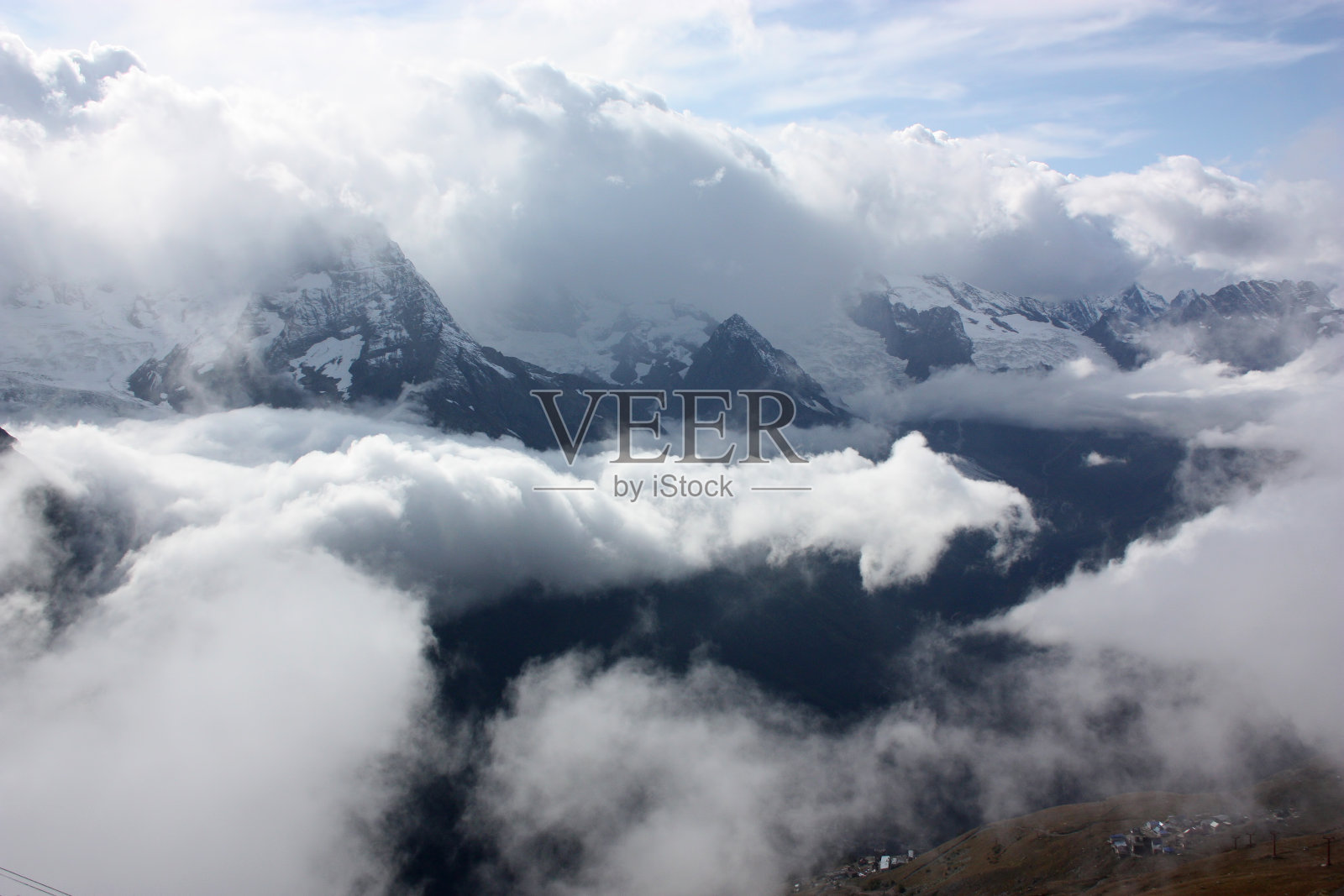 山，秋天的颜色和美丽的云照片摄影图片