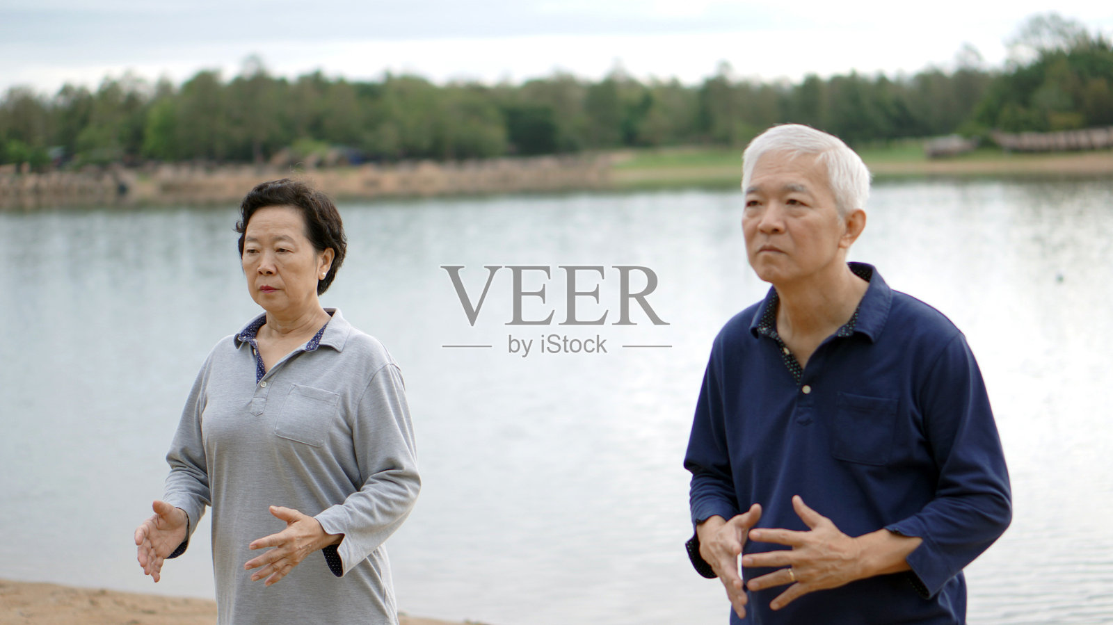 亚洲老夫妇练习太极、气功照片摄影图片