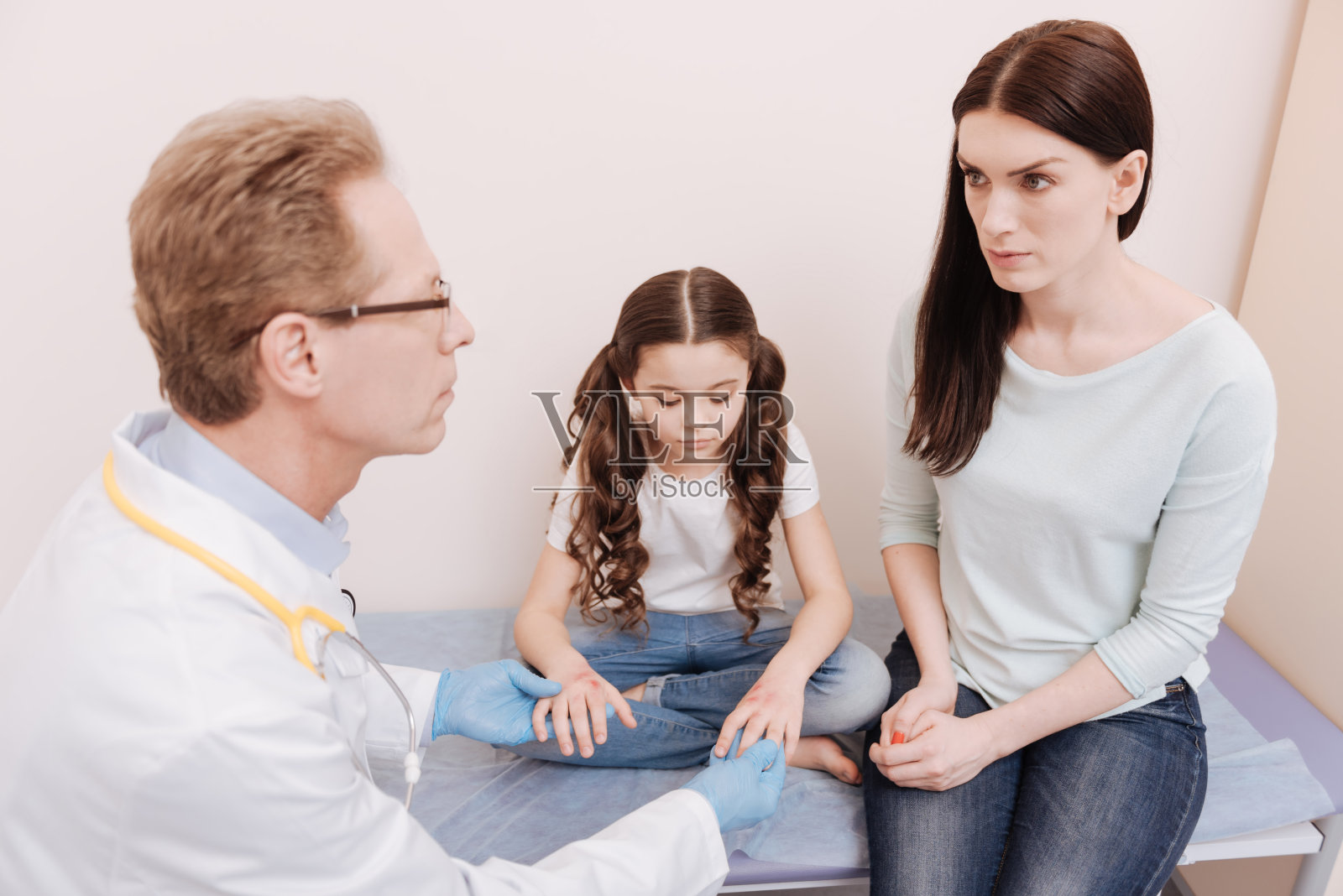 忧心忡忡的妈妈听着诊断照片摄影图片