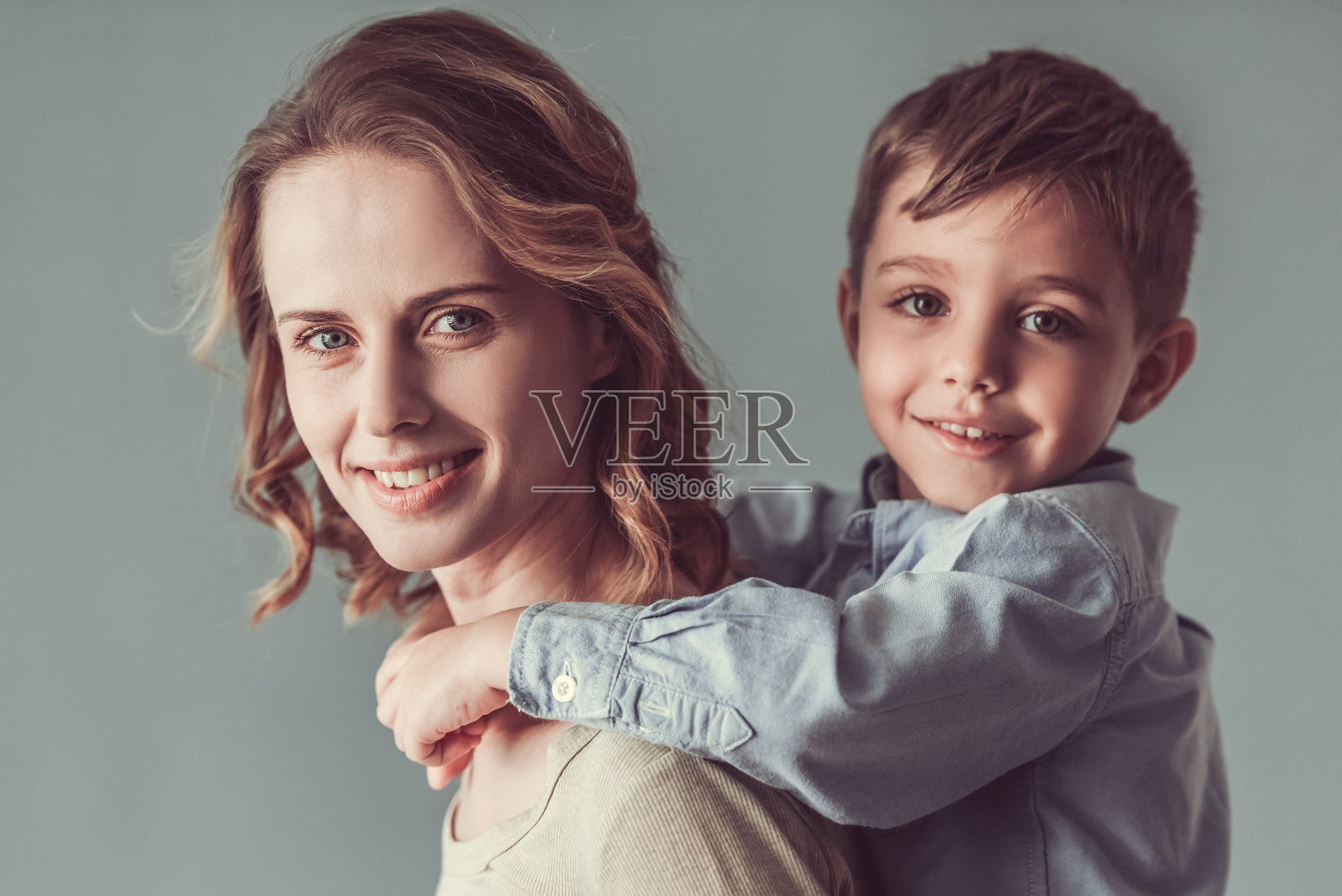 妈妈和儿子照片摄影图片