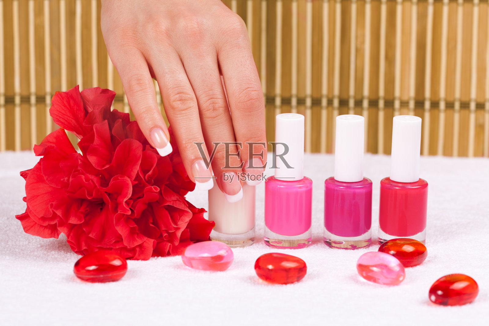 女性手摸指甲平整照片摄影图片