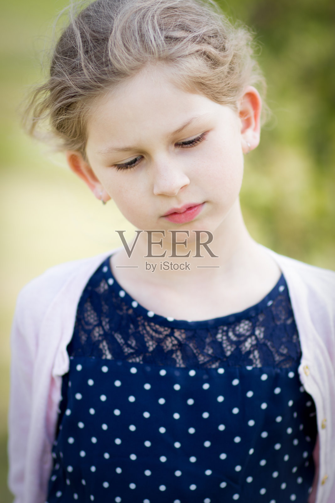 悲伤的女孩感到孤独照片摄影图片