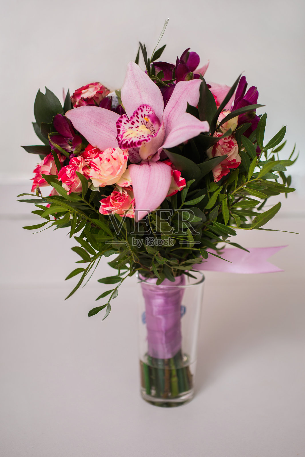 婚礼花束，婚礼花束有红的桃红的黄玫瑰和蓝的紫罗兰的紫兰花，紫色的，紫色的花，玫瑰，兰花，准备婚礼，婚礼装饰照片摄影图片