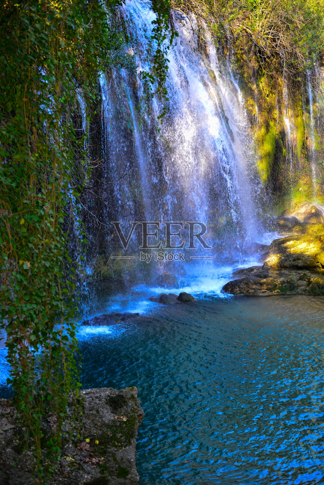 瀑布在山与山之间的森林里照片摄影图片