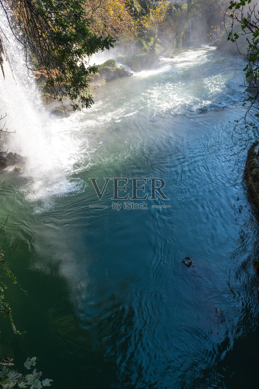 瀑布在山与山之间的森林里照片摄影图片