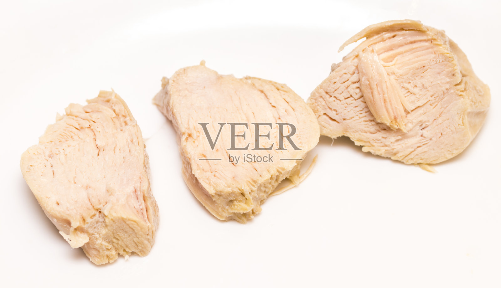 白底上的煮鸡胸肉照片摄影图片
