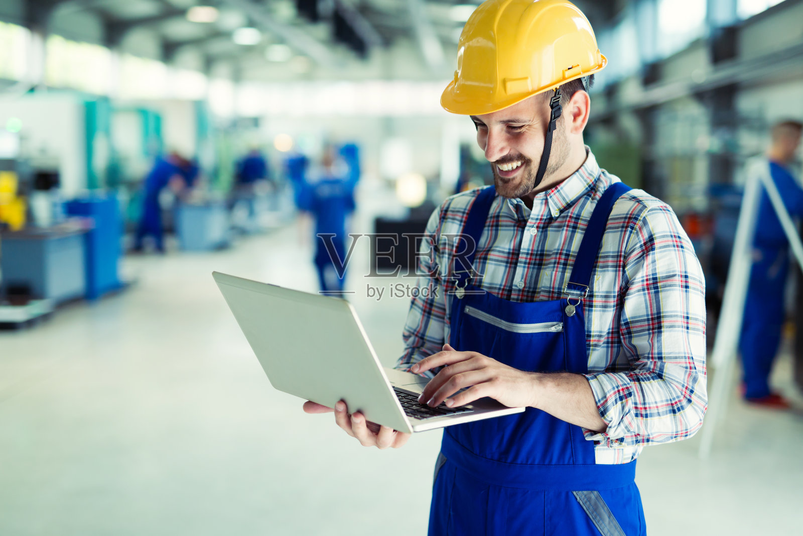 现代工业机器操作员在工厂工作照片摄影图片