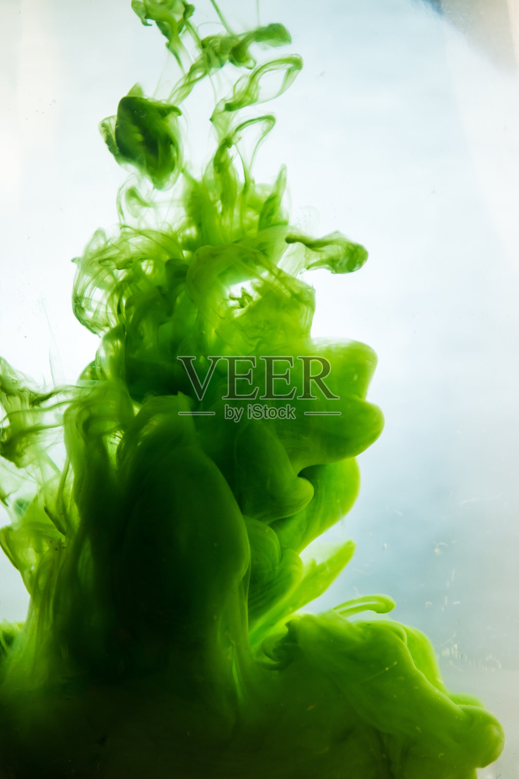 绿色油墨在水里孤立在白色背景上照片摄影图片