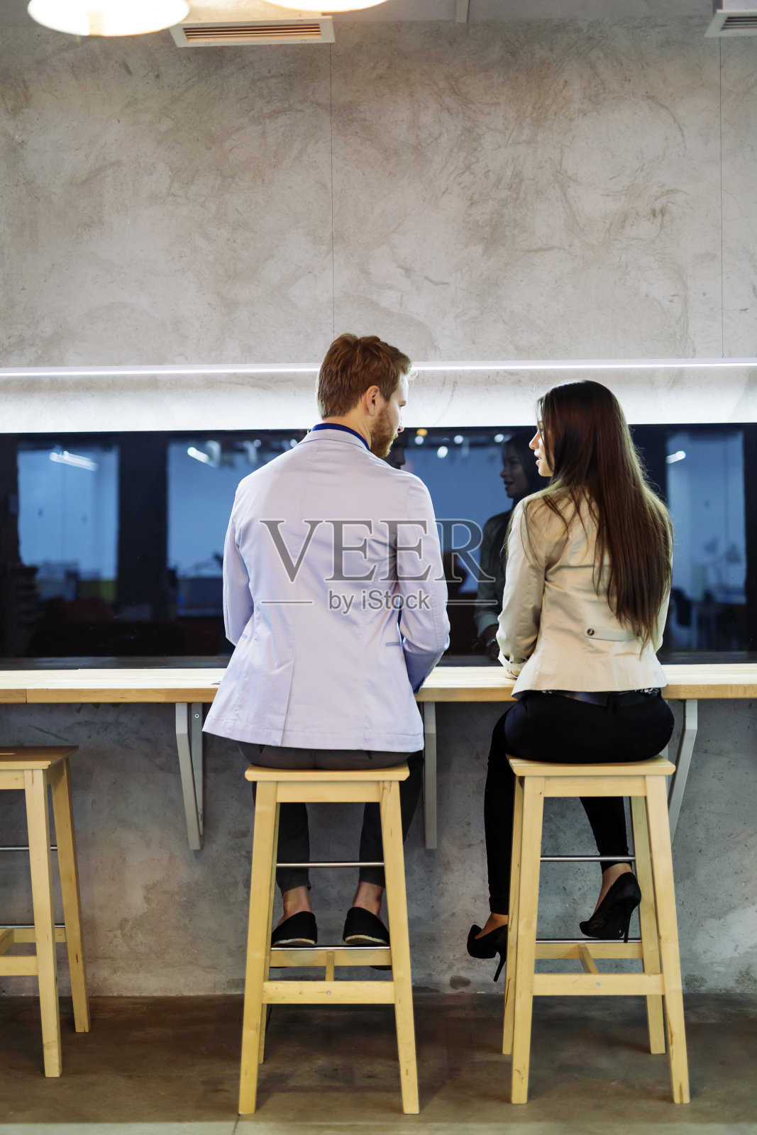 一个男人在酒吧里接近一个女人照片摄影图片