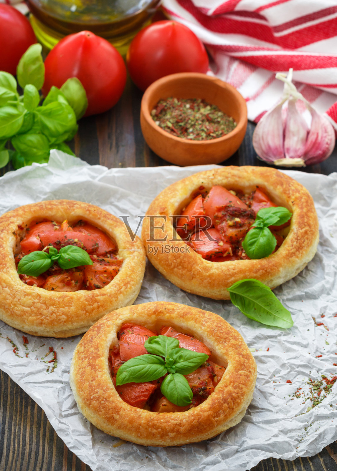 自制的酥皮派，配上番茄、罗勒和香料照片摄影图片
