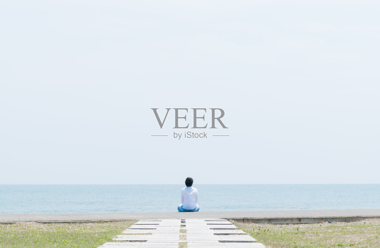 坐在海边的人照片摄影图片