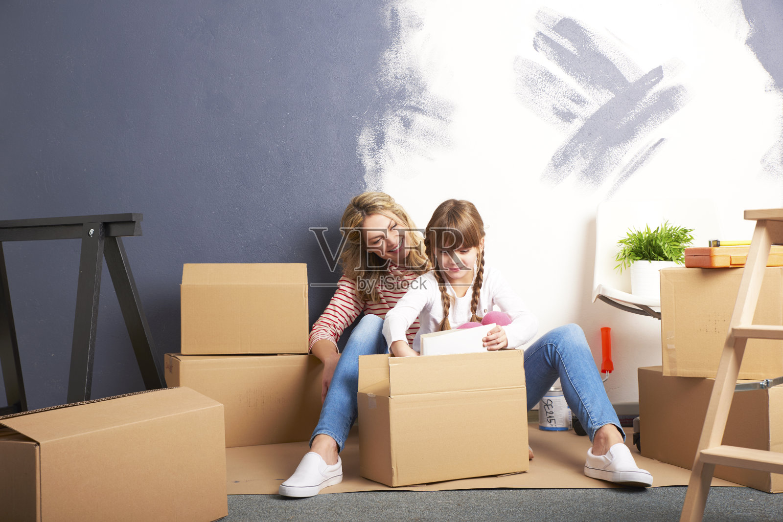 母亲和女儿一起做照片摄影图片