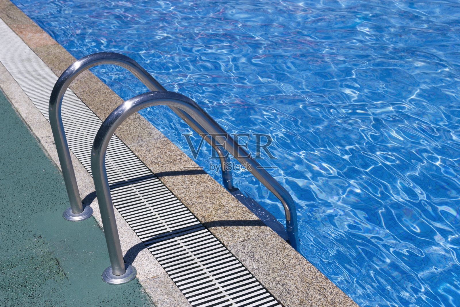 水池中金属梯的照片照片摄影图片