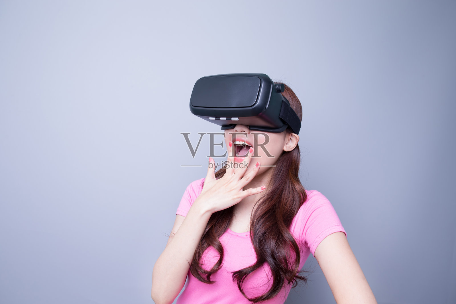 害怕女人看虚拟现实照片摄影图片