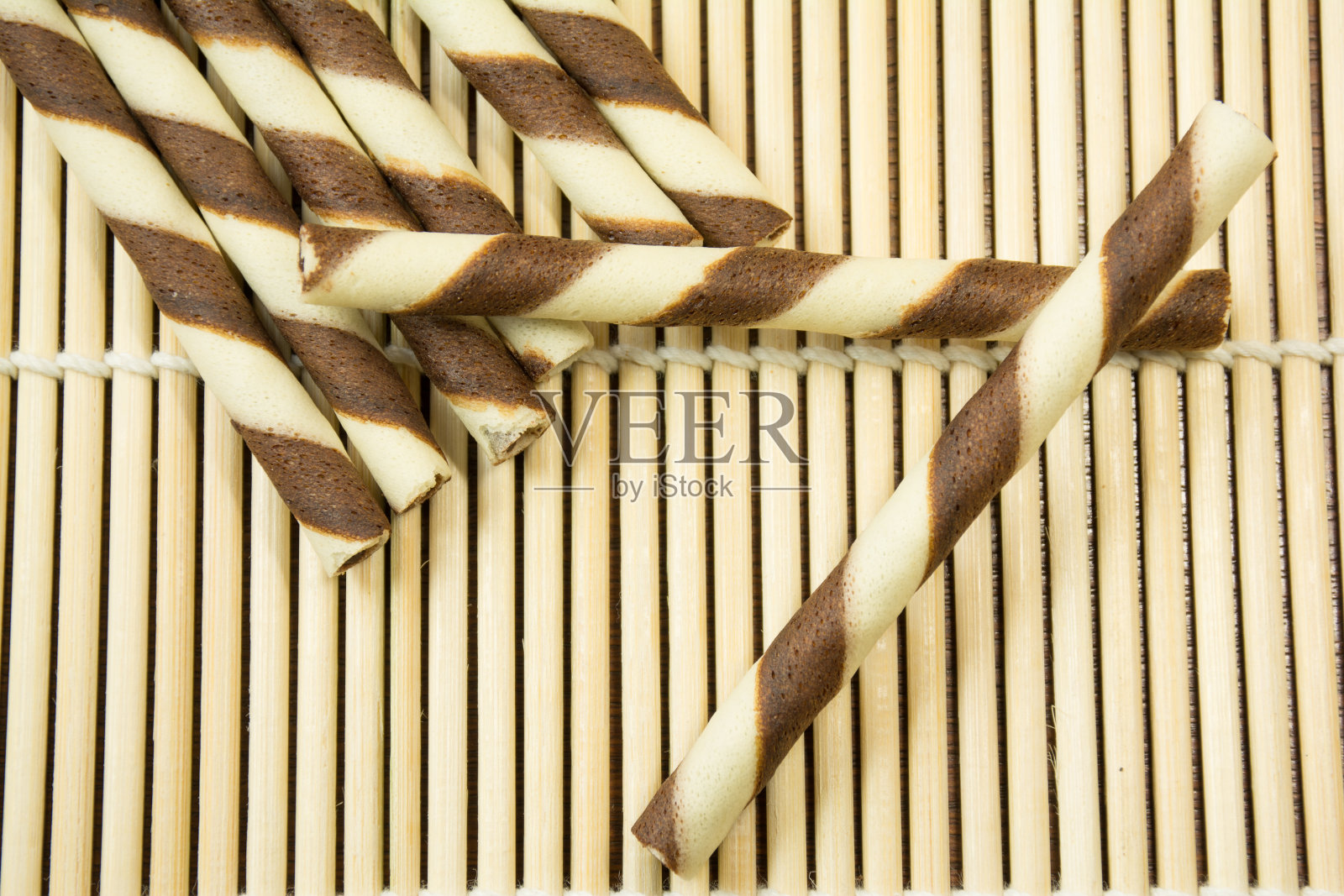 巧克力夹心的条纹威化饼卷照片摄影图片