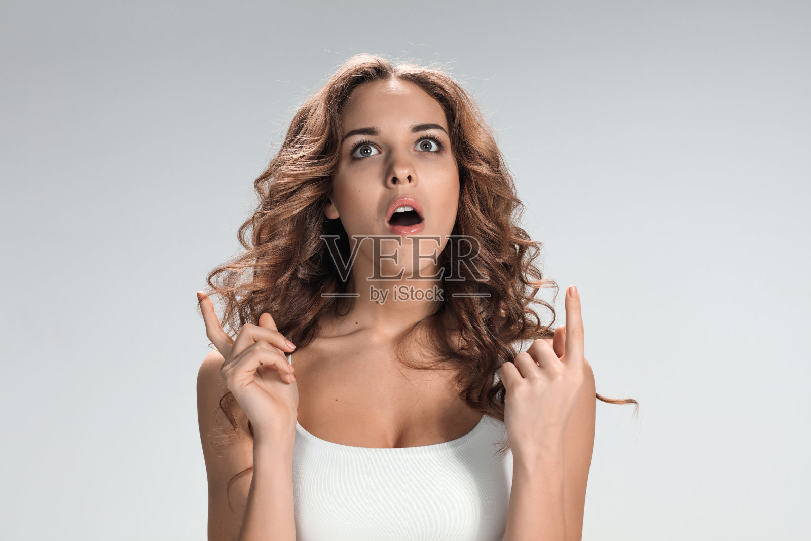 年轻女子的肖像，表情震惊照片摄影图片