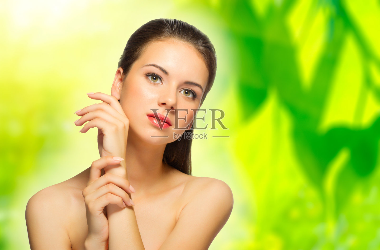 春天的花香背景上的女孩照片摄影图片