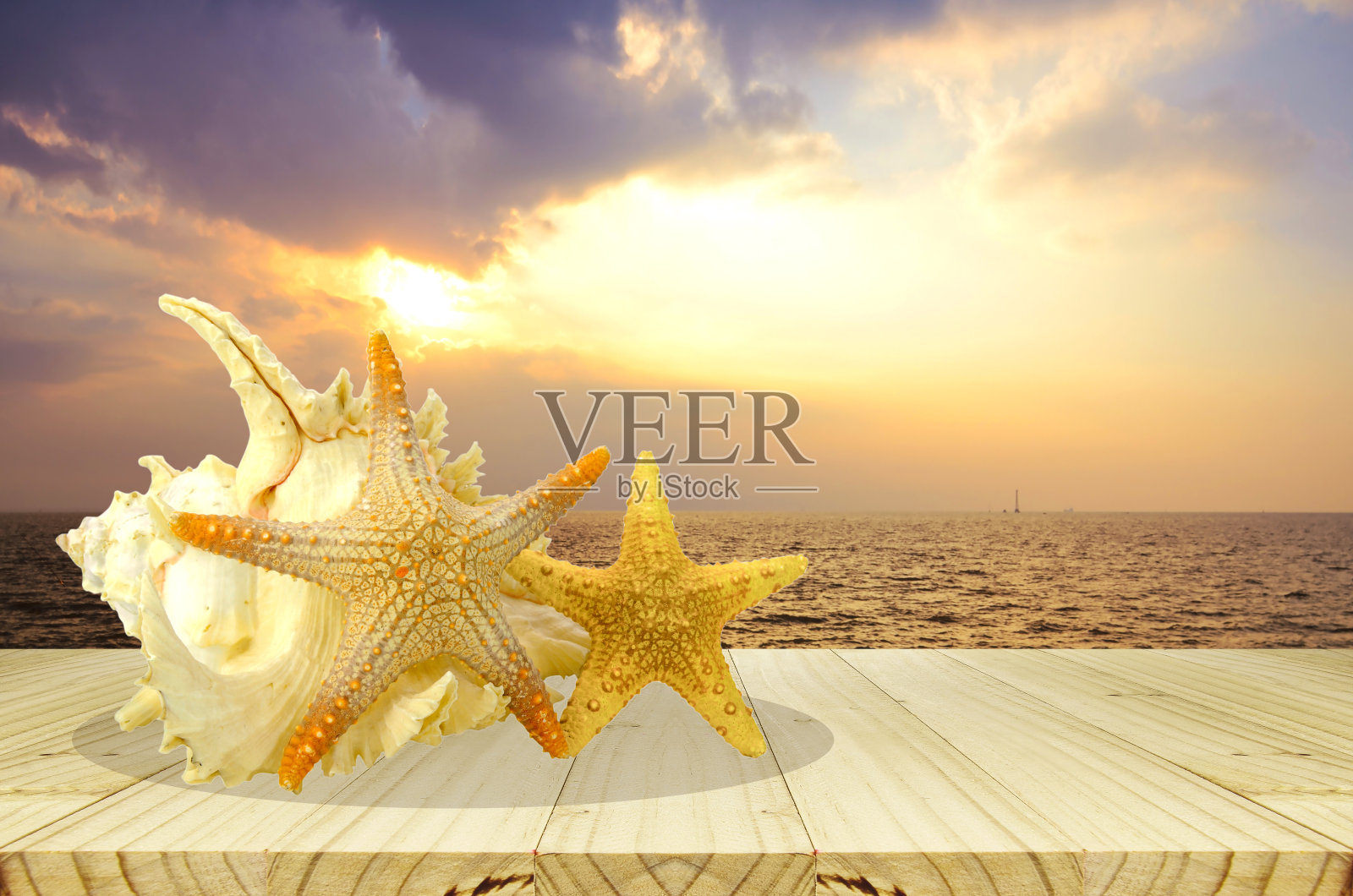 户外野餐背景与木桌在傍晚的光照片摄影图片