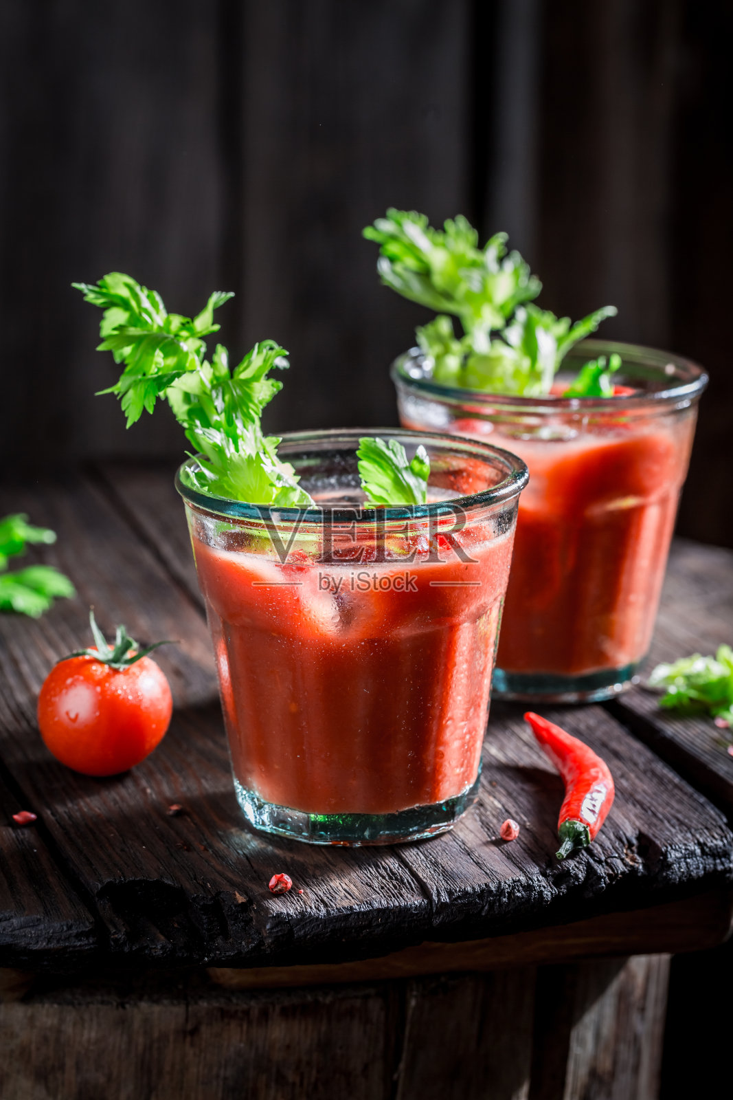 咸的血腥玛丽鸡尾酒配红辣椒照片摄影图片