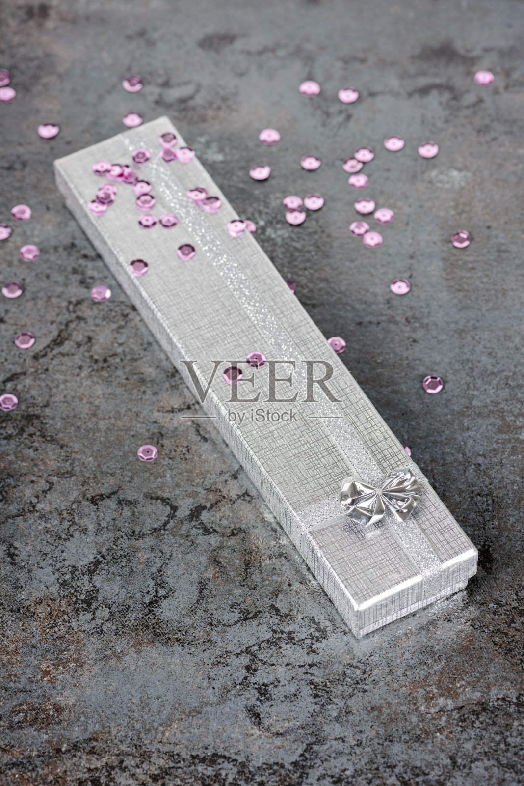 圣诞装饰-礼物在银礼盒照片摄影图片