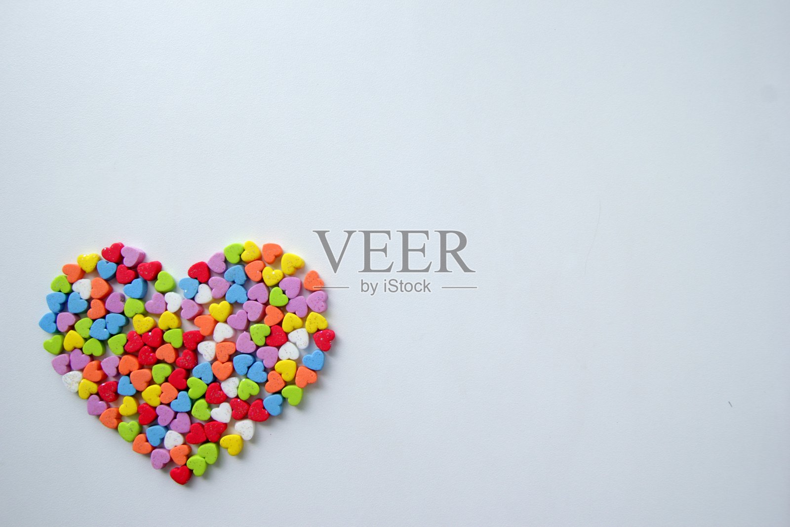 许多小的闪亮的五彩缤纷的心在一个大的心为情人节。照片摄影图片