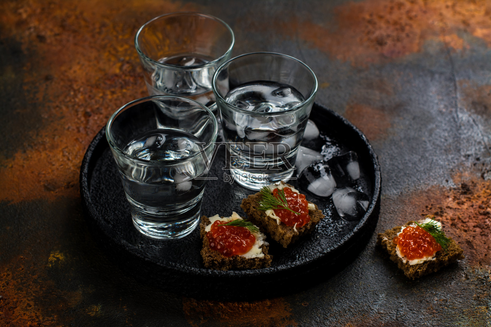 伏特加加冰和小点心三明治照片摄影图片
