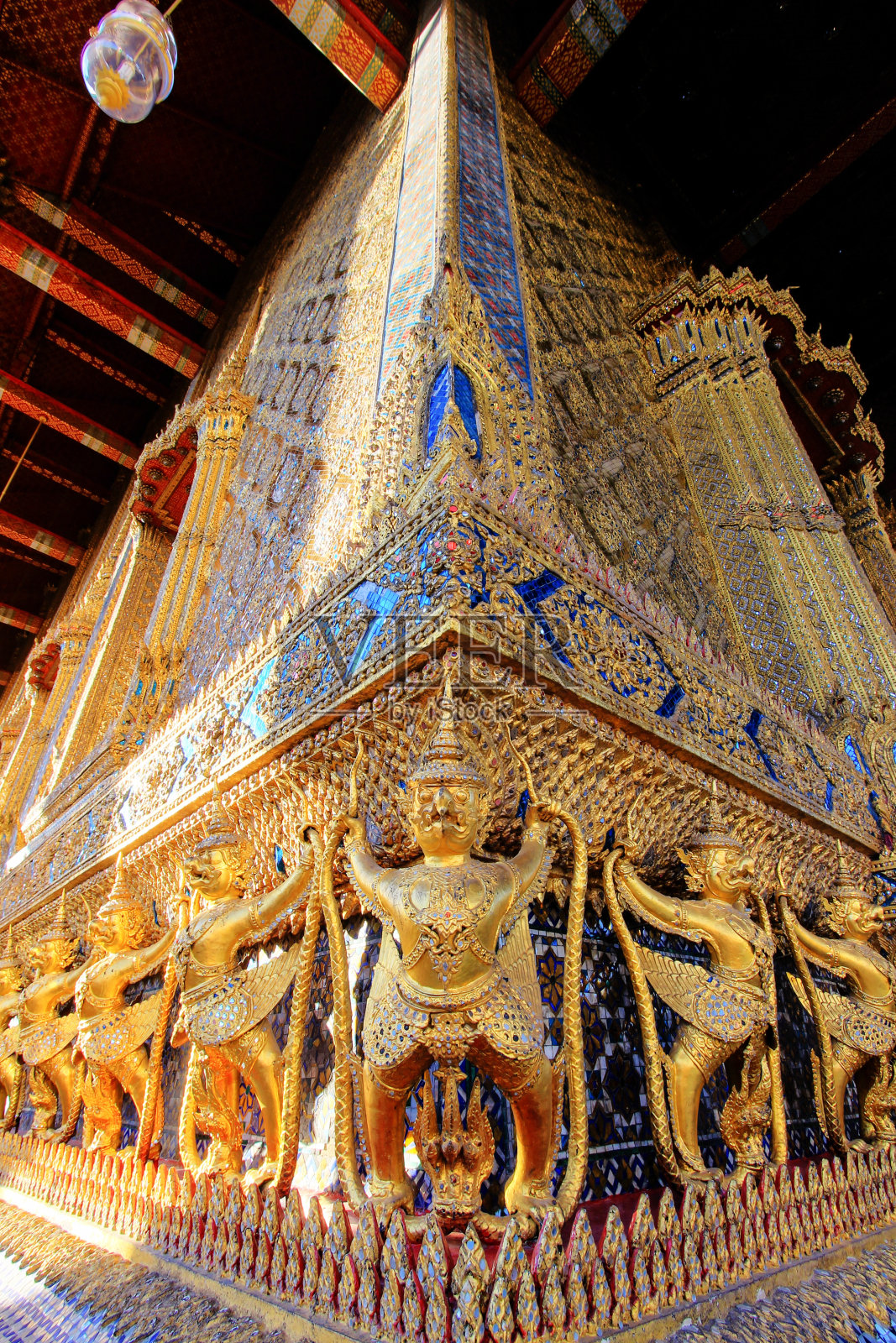 公共皇家寺庙内的金像照片摄影图片