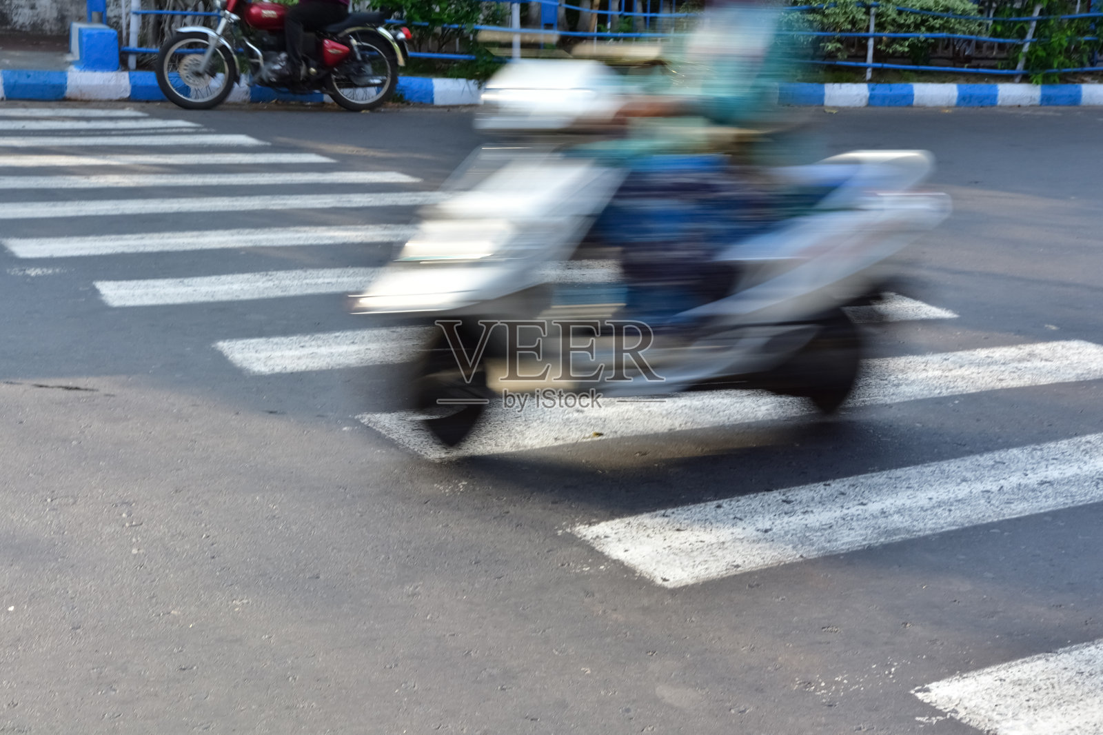 穿越斑马线照片摄影图片