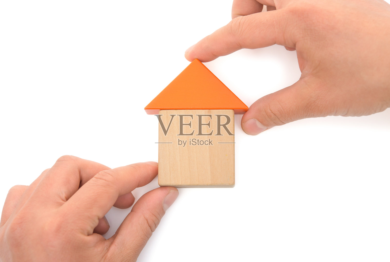 双手在白色的小路上搭建一座房子照片摄影图片