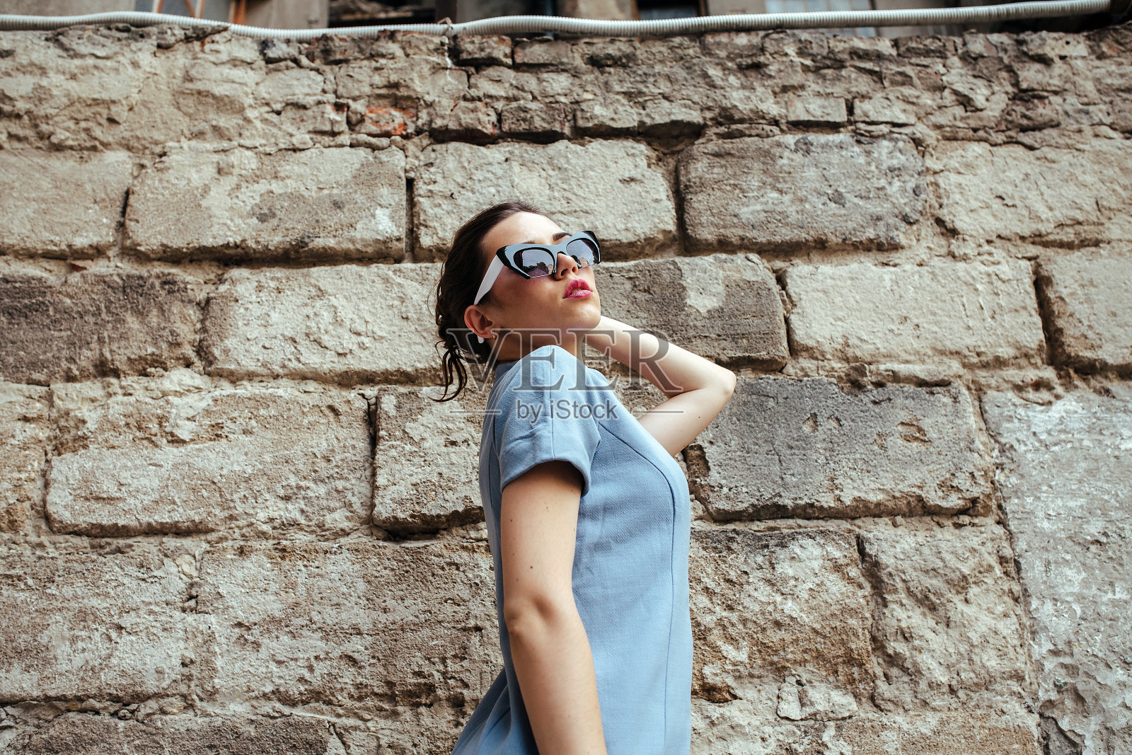 穿着蓝色连衣裙的迷人时尚女子照片摄影图片