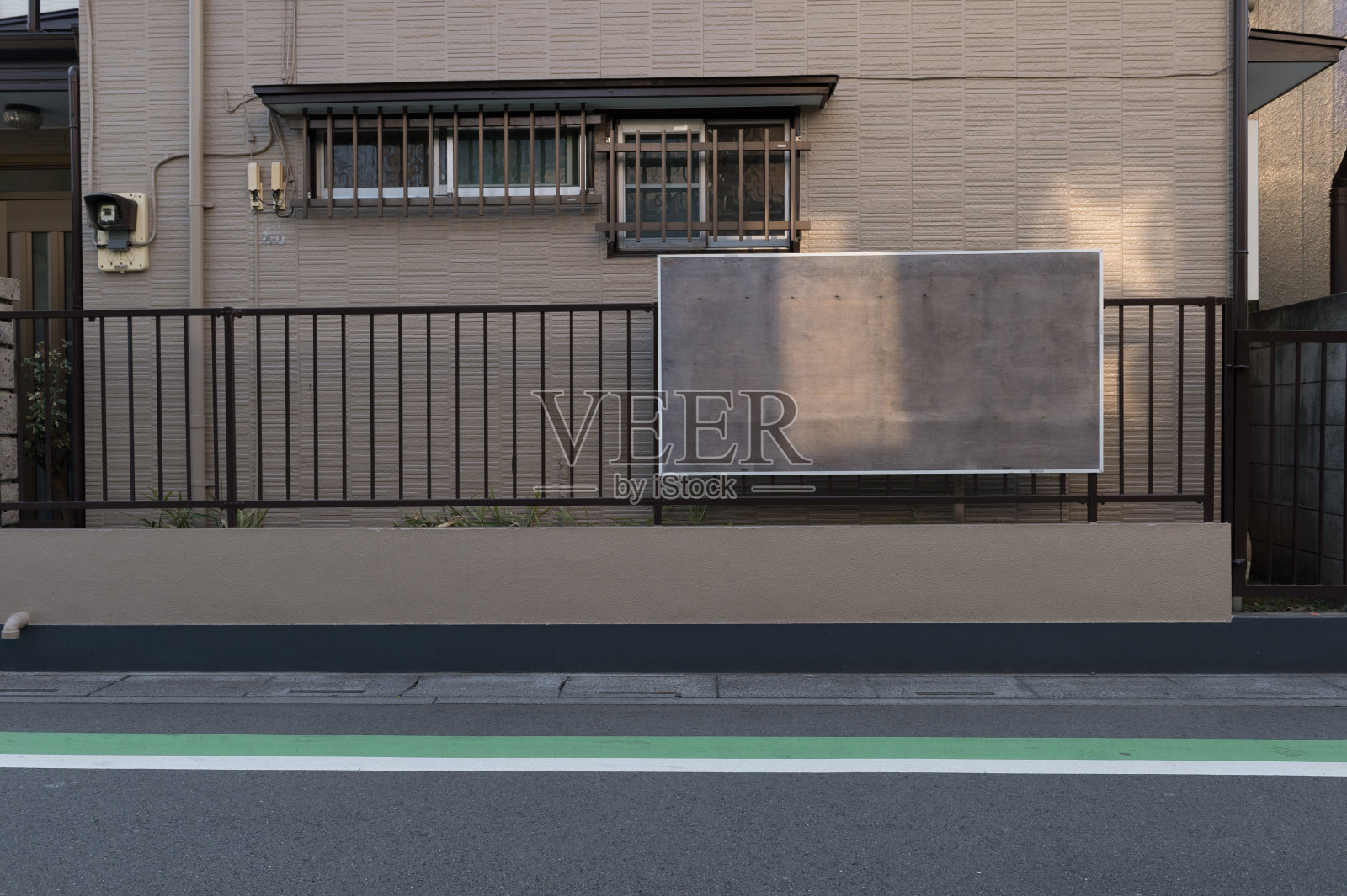 街道墙背景，工业背景，空荡荡的垃圾城市街道与仓库砖墙照片摄影图片