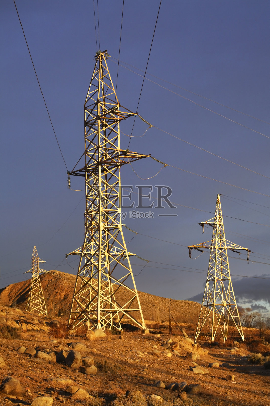 cholpona - ata的电力线。吉尔吉斯斯坦照片摄影图片