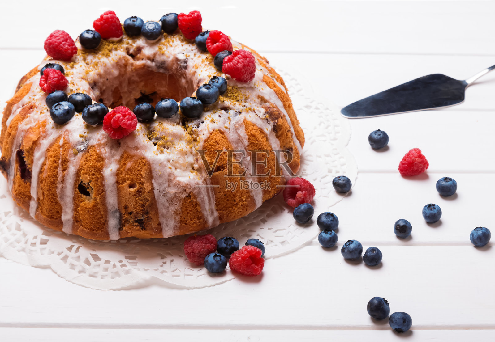 上釉的浆果面包蛋糕照片摄影图片