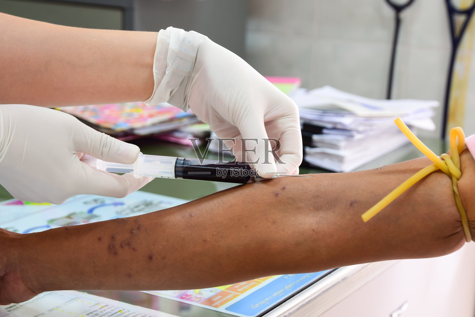 护士为实验室研究采集病人血液照片摄影图片