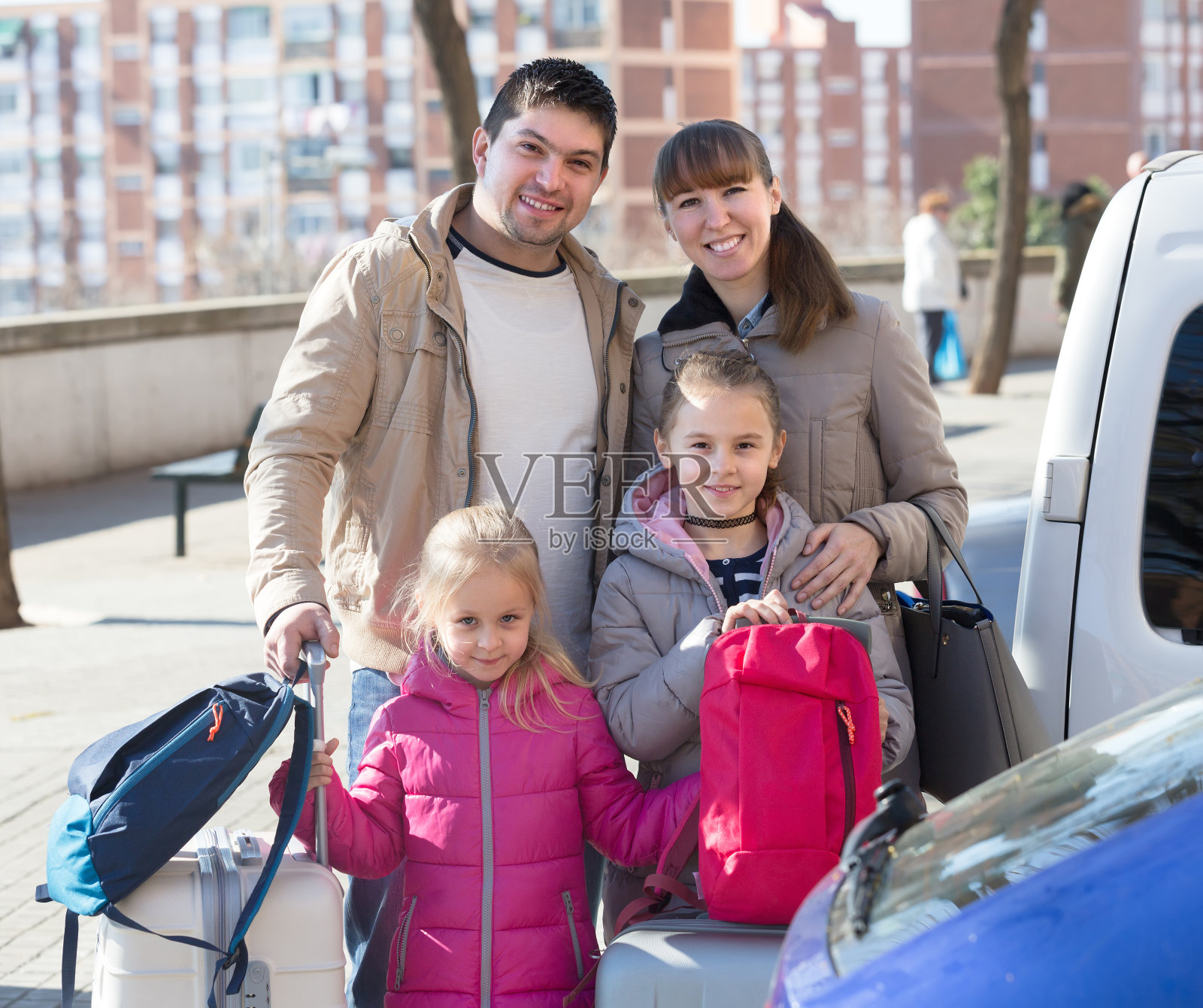 幸福的家人带着行李靠近车照片摄影图片