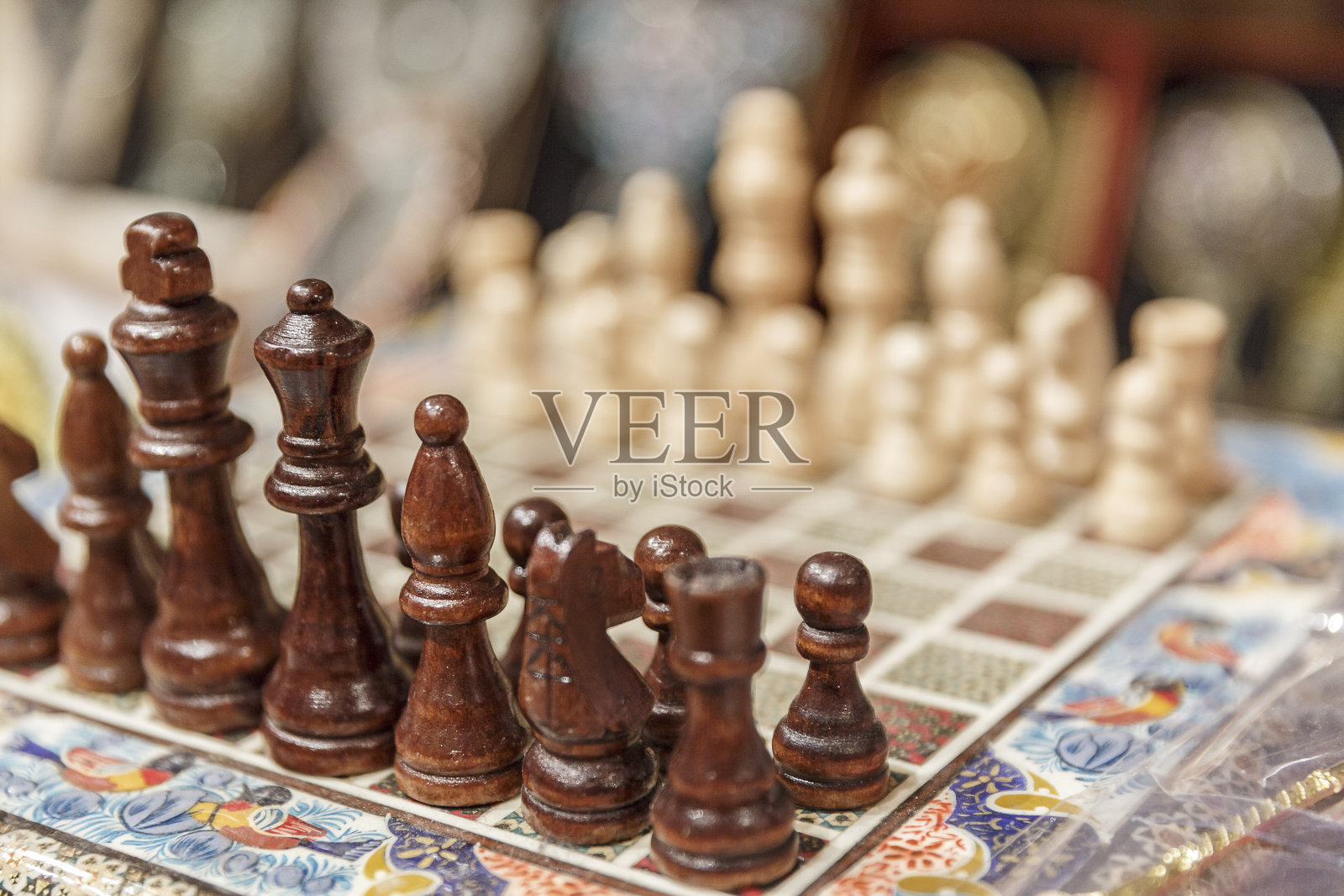 象棋放在象棋桌上照片摄影图片