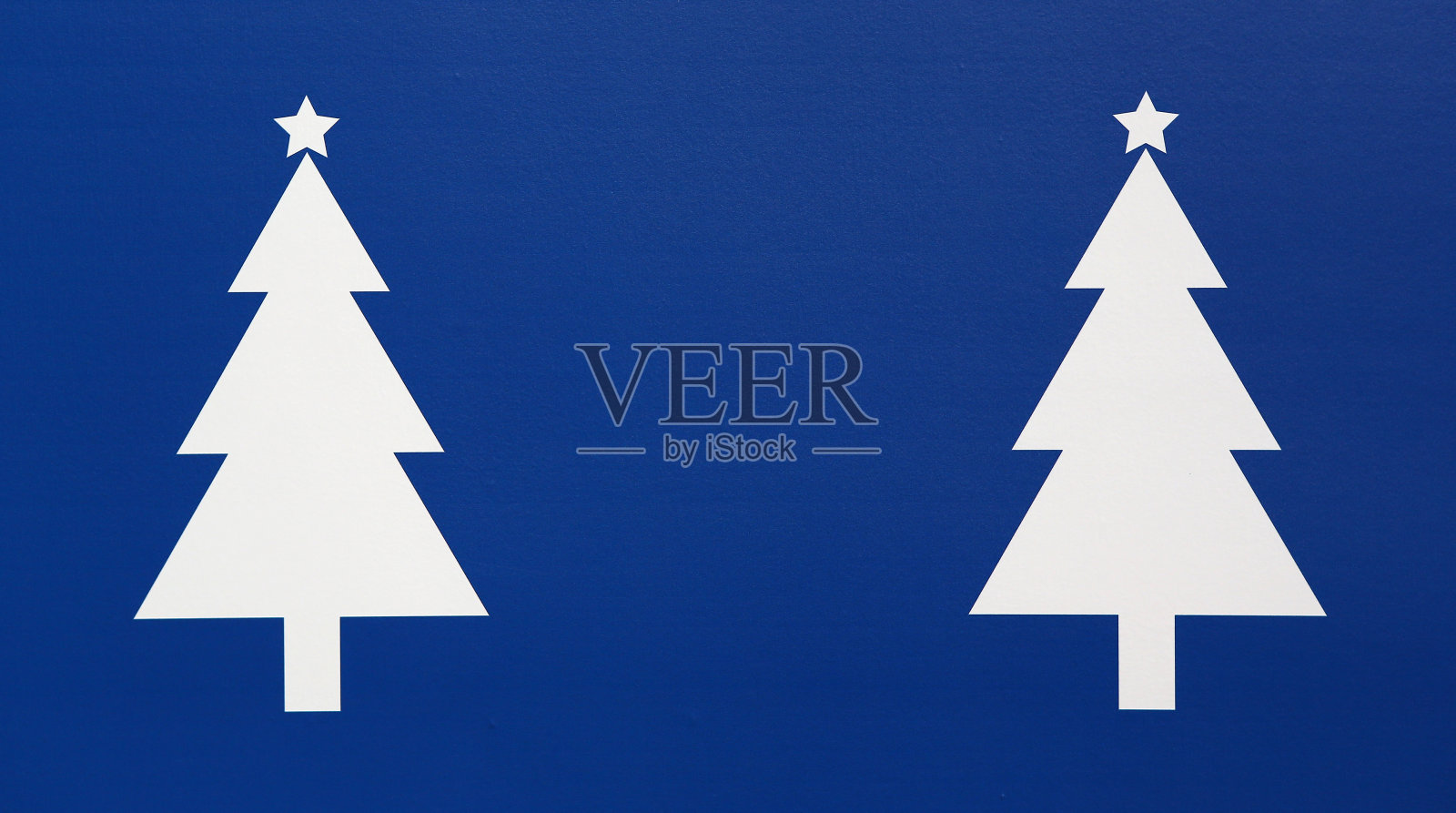 蓝色背景上的圣诞树照片摄影图片