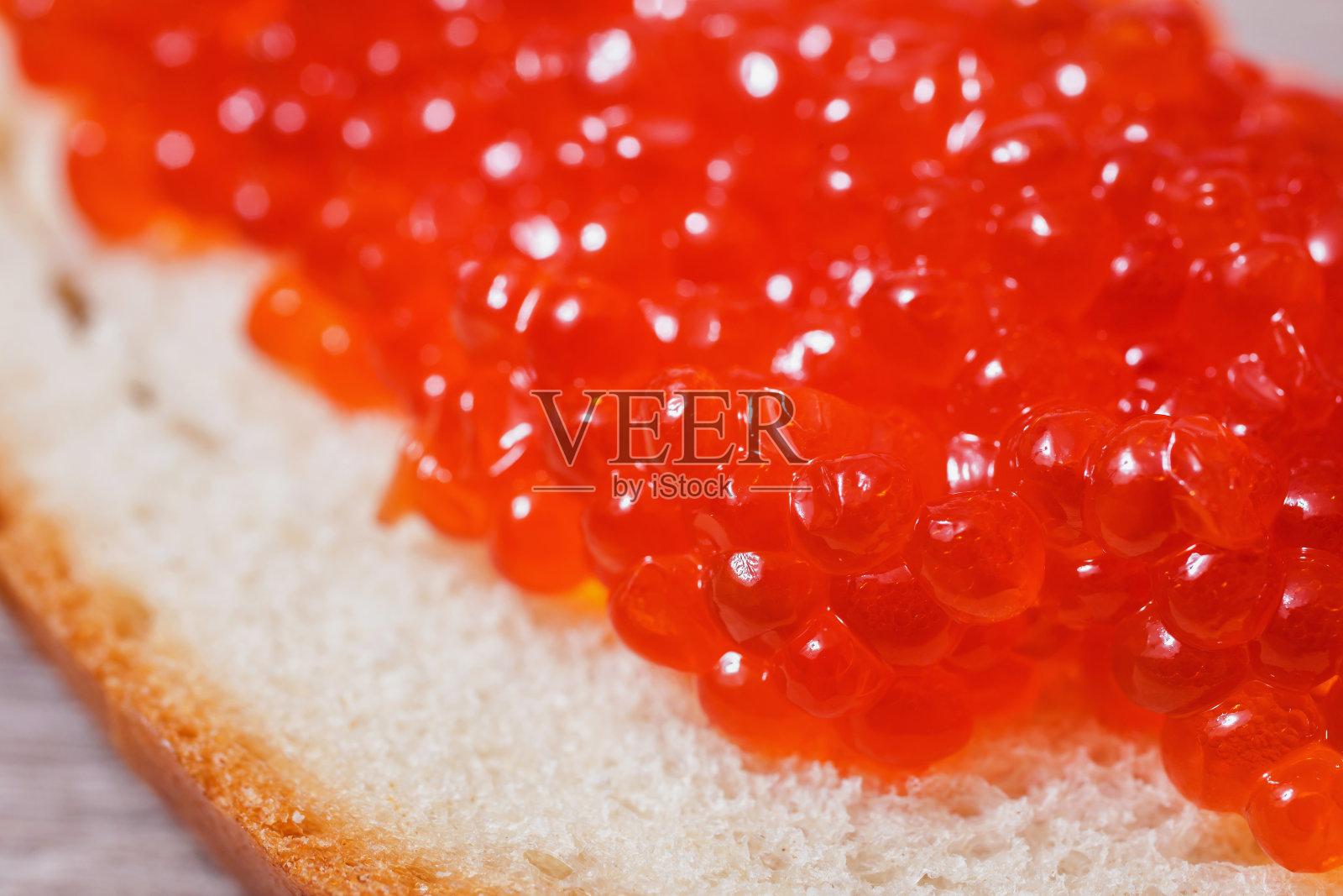 桌上有三明治上的红鱼子酱。健康食品。鱼开胃菜。俄罗斯的厨房。空间用于设计，用于文本。照片摄影图片