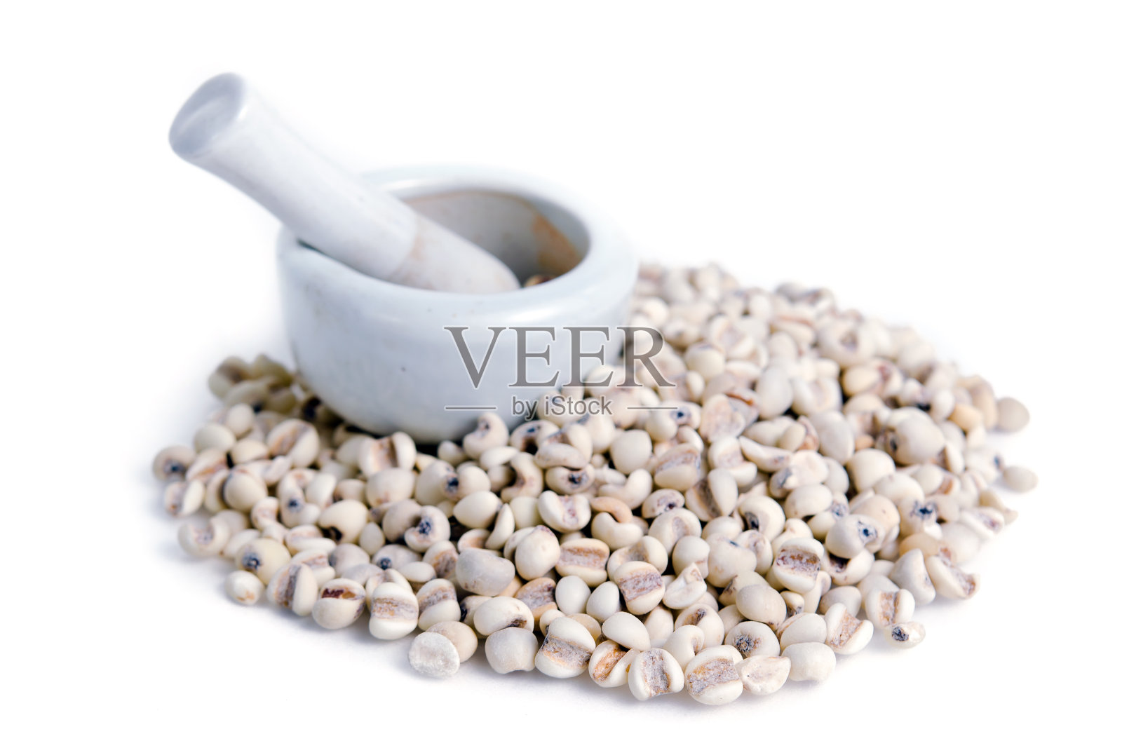 小米粒上分离出黄豆，小米粒上白粒照片摄影图片