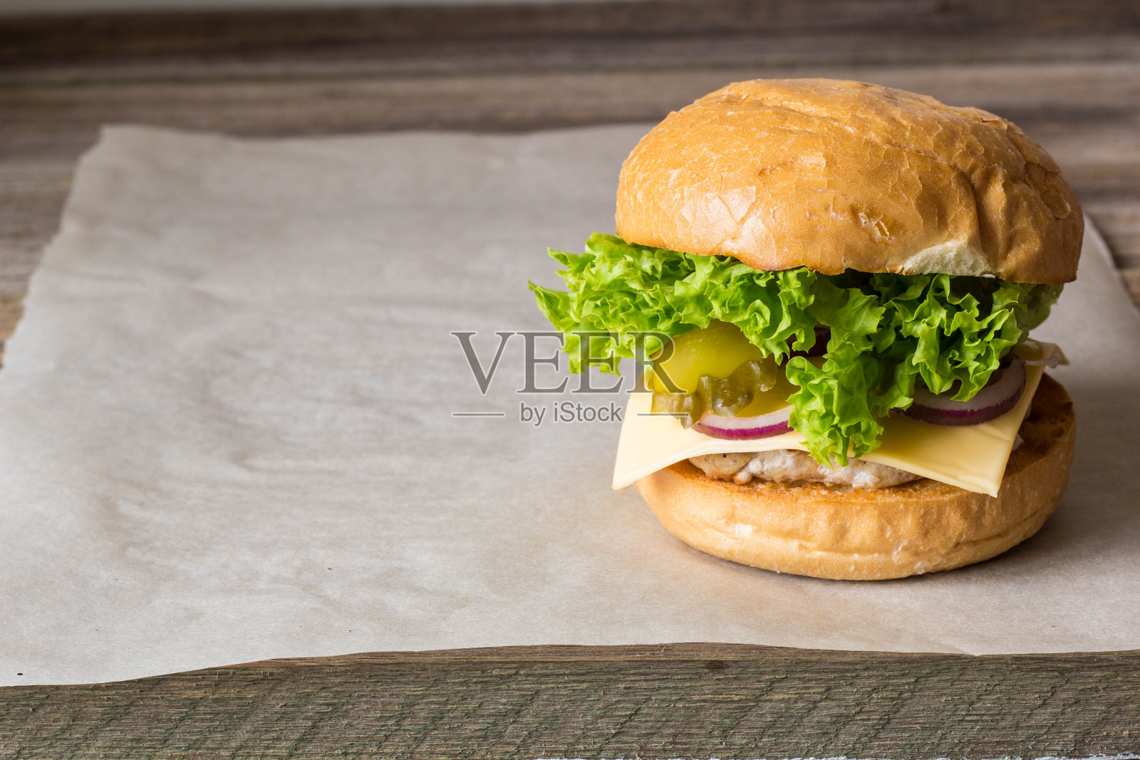 木桌上自制的美味汉堡。照片摄影图片