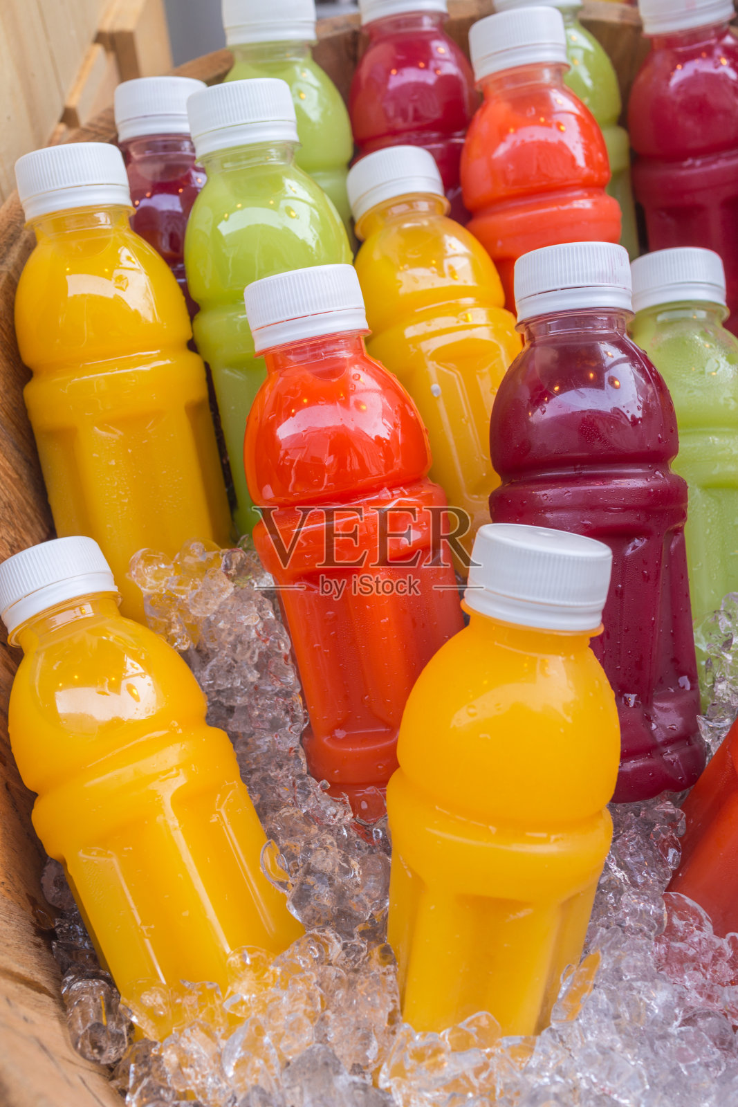 色彩丰富的新鲜蔬菜和果汁，胡萝卜，苹果，番石榴，橙冰照片摄影图片