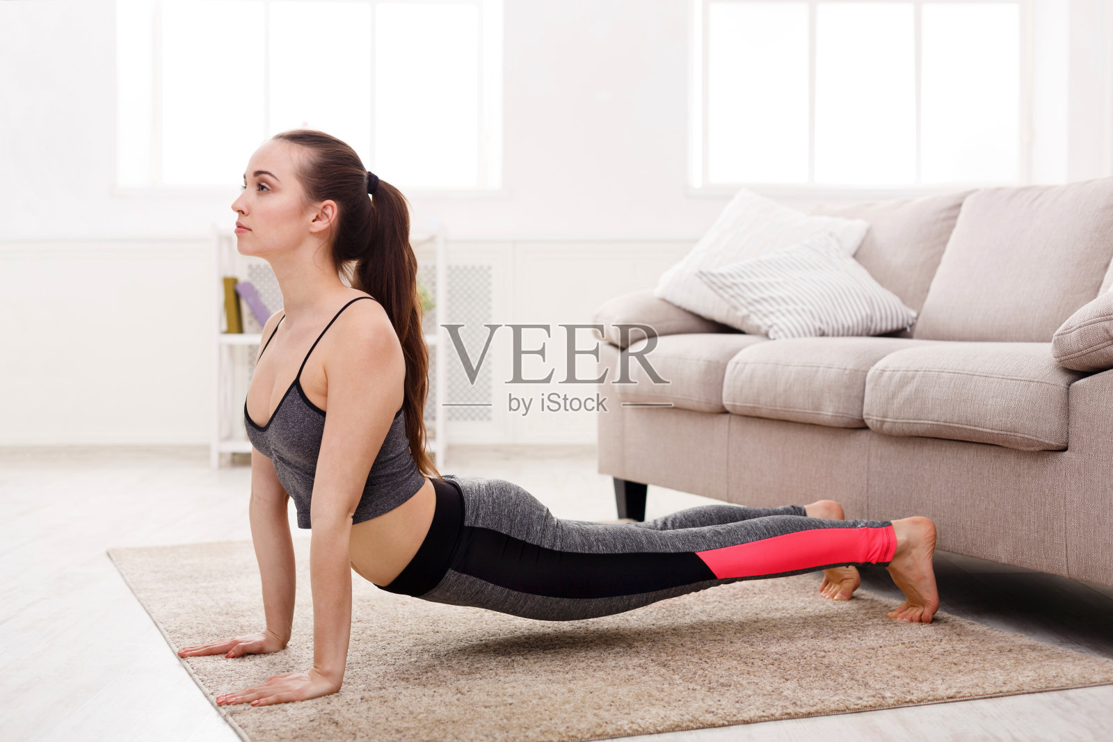 妇女瑜伽伸展在家里照片摄影图片