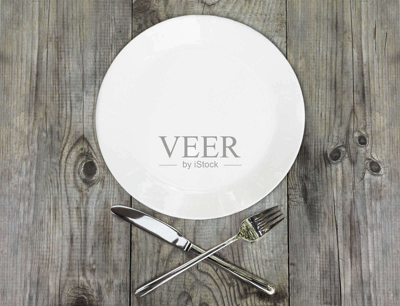 以纯朴的木头为背景的银制餐具照片摄影图片